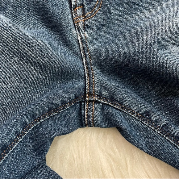 American Eagle High Rise Distressed Mom Jeans - 2 - Picture 11 of 16